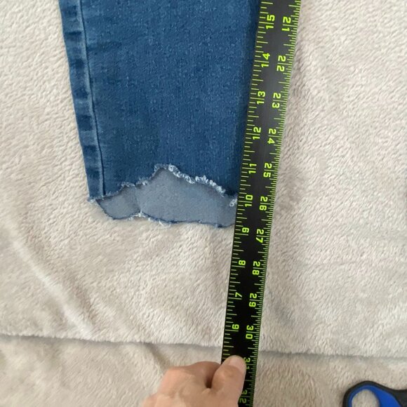 Signature By Levi's Woman's Jeans 8L Totally Shaping Pull-On Skinny 29x32 Medium - Picture 3 of 12